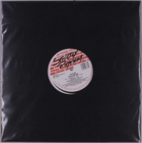 "Strictly Rhythm, Aly-Us, Follow Me" auf einer Plattenhülle; schwarze Vinylhülle mit zentralem Etikett in Rot und Weiß.