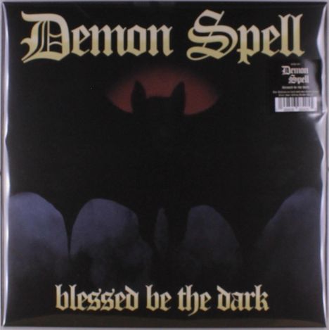 „Demon Spell“ oben, „blessed be the dark“ unten. Silhouette einer Fledermaus vor einem dunklen Hintergrund.