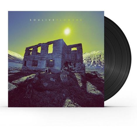"Soulive Flowers" steht oben. Eine verlassene Ruine im Vordergrund, Berglandschaft und Sonne im Hintergrund. Vinyl-Schallplatte sichtbar.