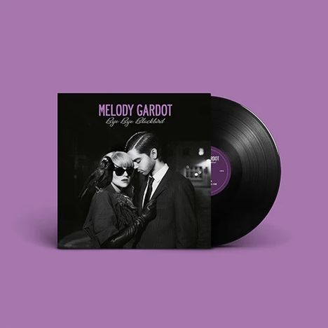 Die Worte "MELODY GARDOT Bye Bye Blackbird". Ein Paar posiert eng umarmt, sie mit Sonnenbrille in schwarz-weiß.