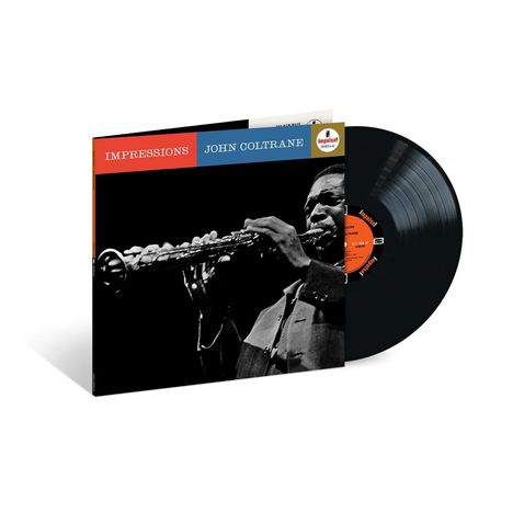 "IMPRESSIONS JOHN COLTRANE" in roten und blauen Kästchen. Eine Schallplatte ragt aus dem Albumcover mit Foto eines Musikers.