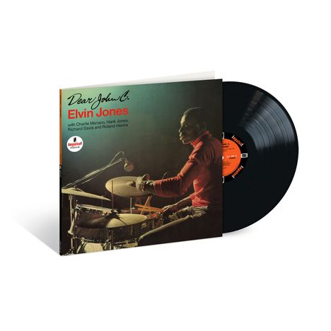 "Dear John C. Elvin Jones" steht auf dem Cover. Man sieht einen Schlagzeuger, und eine schwarze Schallplatte ragt heraus.