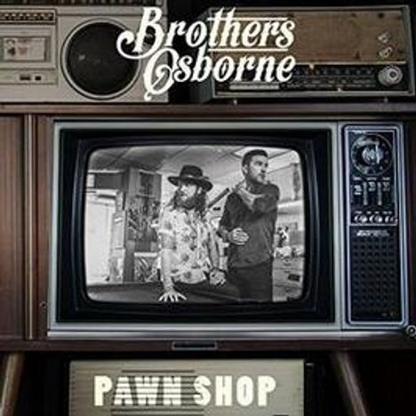 "Brothers Osborne" oben, "Pawn Shop" unten. Schwarz-Weiß-Foto in klassischem Fernseher. Vintage-Radio oben.