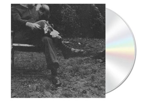 Keine erkennbaren Texte. Eine Person sitzt im Freien auf einer Bank, hält Blumen, im Hintergrund Bäume. Rechts eine CD.