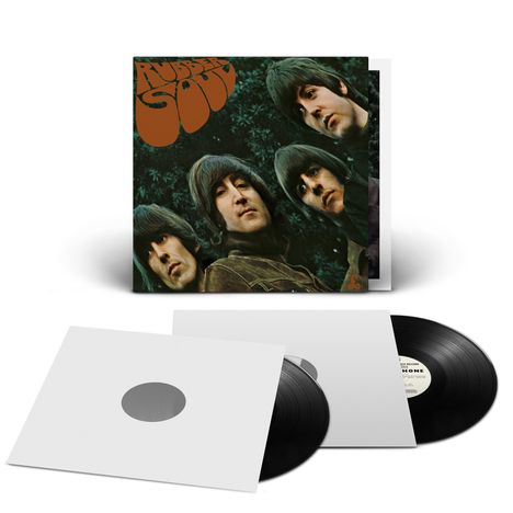 Aufschrift „Rubber Soul“ in verschnörkelter, orangefarbener Schrift. Ein Albumcover mit vier Männern und zwei Schallplatten.