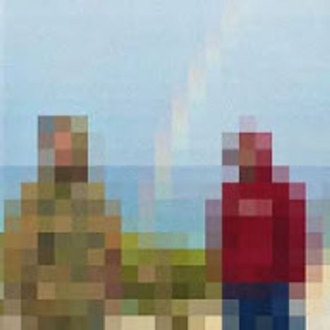 Unleserliche Schrift auf rotem Pullover. Zwei Personen stehen im Freien, mit einem Regenbogen im Hintergrund.