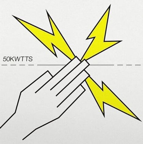 Text: "50KWTTS". Eine stilisierte Hand berührt gelbe Blitze.