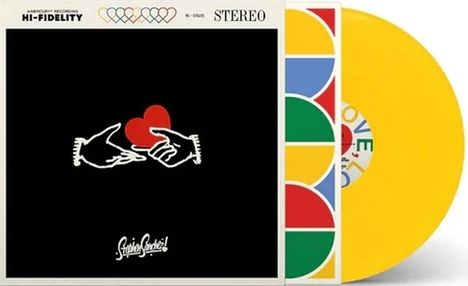 "HI-FIDELITY" und "STEREO" oben. Illustration: Zwei Hände halten ein rotes Herz auf schwarzem Hintergrund. Gelbe Vinyl-Schallplatte.