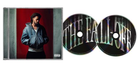 "THE FALL OFF" auf zwei CDs. Links davon ein Mann in blauer Jacke vor rotem Hintergrund.