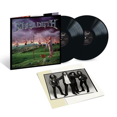"MEGADETH" Schriftzug auf einem Albumcover mit zwei Schallplatten und einem Foto von vier Personen.