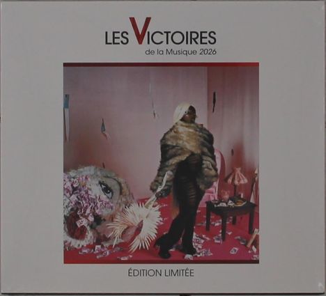 „LES VICTOIRES de la Musique 2026“ und „ÉDITION LIMITÉE“. Person in Fellkleidung in einem Raum mit roten Akzenten.