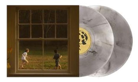 Zwei Schallplatten, eine mit einem stilisierten Kopf. Links ein Foto durch ein Fenster: Zwei Kinder rennen über eine Wiese.