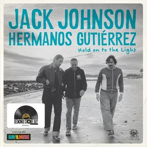 "JACK JOHNSON, HERMANOS GUTIÉRREZ, Hold on to the Light." Drei Männer gehen am Strand. "SURFILMUSIC" und "RECORD STORE DAY"-Logo.