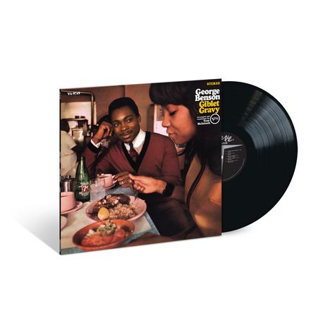 Texte: "George Benson Giblet Gravy". Darauf abgebildet sind Menschen, die zusammen an einem Tisch in einem Café sitzen.