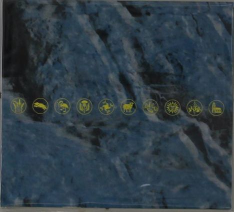 Gelbe Symbole auf blauem Hintergrund: Pflanzen, Tiere, Sonne, Gebäude.