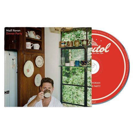 "Niall Horan Dinner Party" steht oben links. Ein Mann trinkt aus einer Tasse in einer gemütlichen Küche.