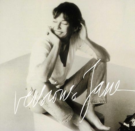 Text: "versions Jane". Eine lächelnde Frau sitzt entspannt, trägt Jeans und ein T-Shirt.