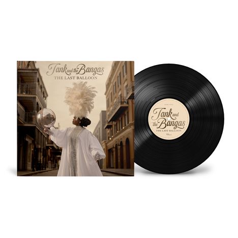 „Tank and the Bangas - The Last Balloon“. Eine Person in weißem Outfit hält einen Ballon, daneben eine Schallplatte.