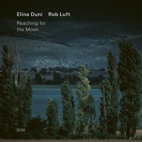 "Elina Duni, Rob Luft, Reaching for the Moon." Malerische Landschaft mit Bäumen und sanften Hügeln im Hintergrund.