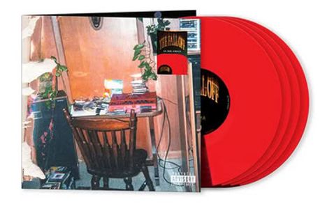 Ein Schreibtisch mit Stuhl, umgeben von Musikgeräten, Pflanzen; daneben drei rote Schallplatten.