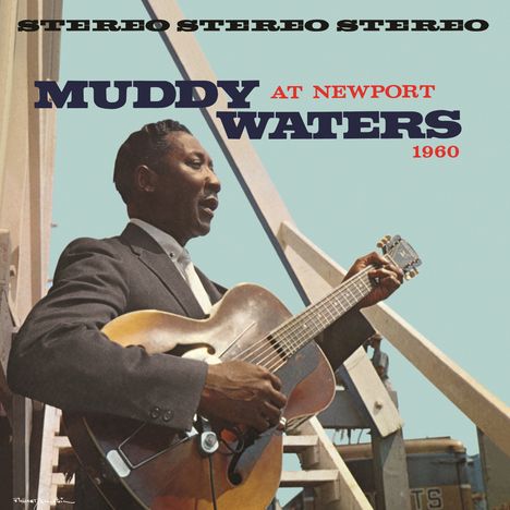 "MUDDY WATERS AT NEWPORT 1960" über einem Mann in Anzug mit Gitarre, fotografiert auf einer Treppe.