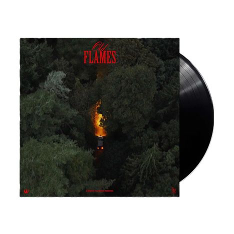 "Old Flames" in roter Schrift. Auto fährt durch dunklen Wald, umgeben von Flammen. Schallplatte sichtbar.