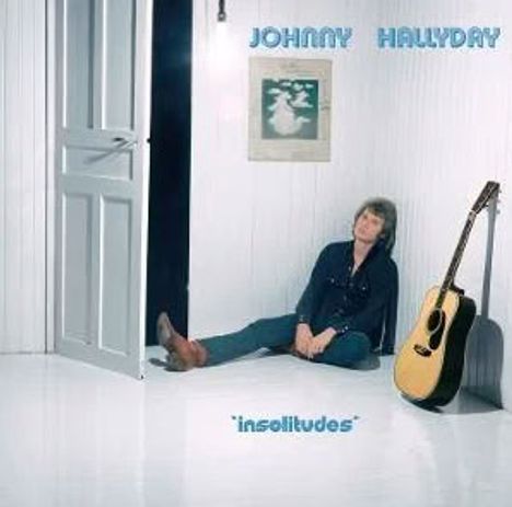 "JOHNNY HALLYDAY" und "insolitudes" stehen in blauer Schrift. Ein Mann sitzt lächelnd am Boden neben einer Akustikgitarre.