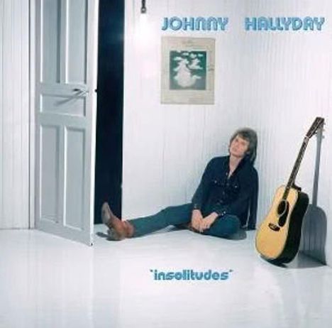 Texte: "JOHNNY HALLYDAY," "insolitudes." Ein Mann sitzt entspannt auf dem Boden, neben ihm steht eine Akustikgitarre.
