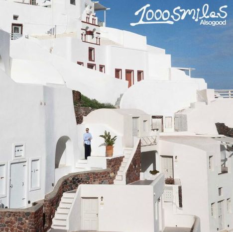 "1000 Smiles" und "Alsogood" stehen oben. Weiße Gebäude mit vielen Treppen, ein Mann steht vor einer Pflanze.