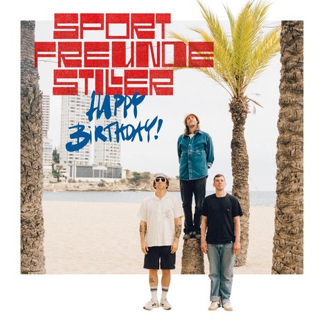 "Sportfreunde Stiller", "Happy Birthday!" Drei Männer stehen zwischen Palmen am Strand, ein Mann auf einem Baumstumpf.