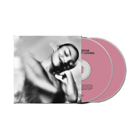 Text: „IDEAN OF LOVING“. Zwei rosa CDs neben unscharfem Porträt in Schwarz-Weiß.
