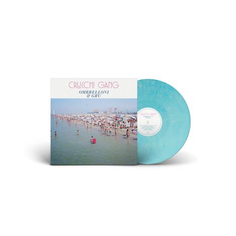 "CRUCHI GANG OMBRELLONI & GRU" über einem Strandbild. Es zeigt viele Menschen und einen türkisfarbenen Vinyl-Schallplatte.