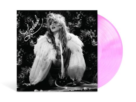 Text: "Loveland". Schwarz-Weiß-Foto einer Person mit Federmantel vor Blumenhintergrund. Rosa Schallplatte sichtbar.