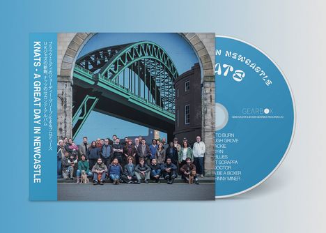 Albumcover "KNATS - A GREAT DAY IN NEWCASTLE"; große Menschengruppe vor grünem Brückenbauwerk. CD daneben.
