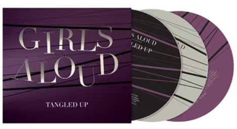 "GIRLS ALOUD", "TANGLED UP", 3CD Deluxe Edition Details. Dunkler Hintergrund mit silbernem Text.