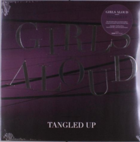 "GIRLS ALOUD" in großen Buchstaben, "TANGLED UP" darunter. Dunkler Hintergrund mit diagonalen Linien.