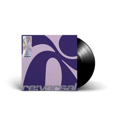 Texte: "re:versal". Eine Schallplatte mit violettem Cover und abstraktem Designmuster.