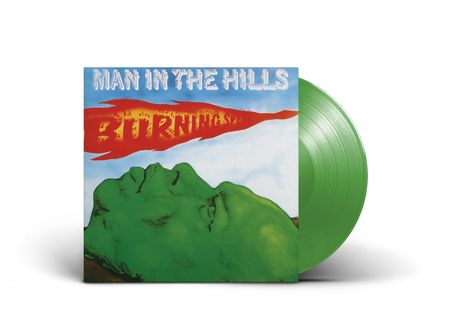 „MAN IN THE HILLS“ und „BURNING“ in lebhaften Farben über einer grünen Berglandschaft, grüne Vinyl-Schallplatte.