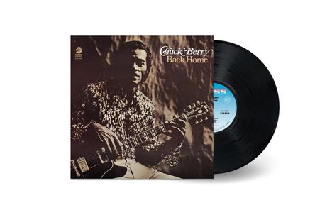 Text: "Chuck Berry Back Home". Mann mit Bluse hält eine Gitarre, Hintergrund im Sepia-Ton.