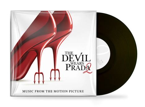 "The Devil Wears Prada 2", Schriftzug mit roten High Heels, die wie Teufelsgabeln aussehen. Schallplatte im Hintergrund.