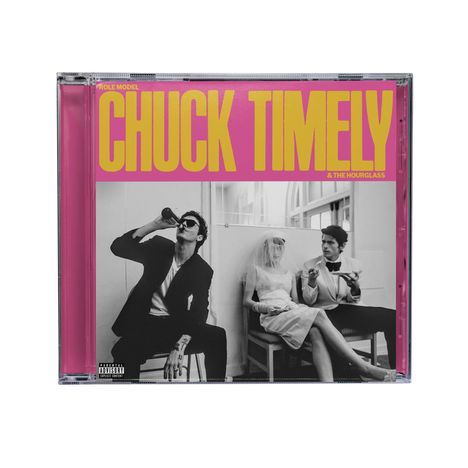 "CHUCK TIMELY" in großen gelben Buchstaben, darunter schwarz-weiß Foto von drei Personen; einer trinkt, zwei sitzen.