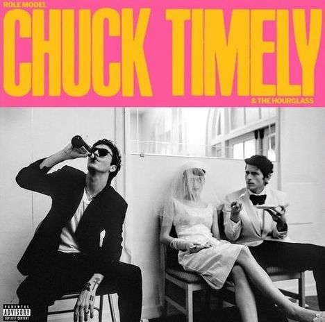„CHUCK TIMELY“ in gelber Schrift auf pinkem Hintergrund. Schwarz-weiß Foto: Drei Personen, eine trinkt, eine im Brautkleid.