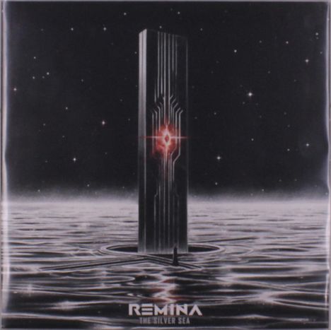 Text unten: "REMINA THE SILVER SEA." Vertikaler Monolith im Meer, rotes Licht in der Mitte, Sterne im Hintergrund. Sci-Fi-Stil.