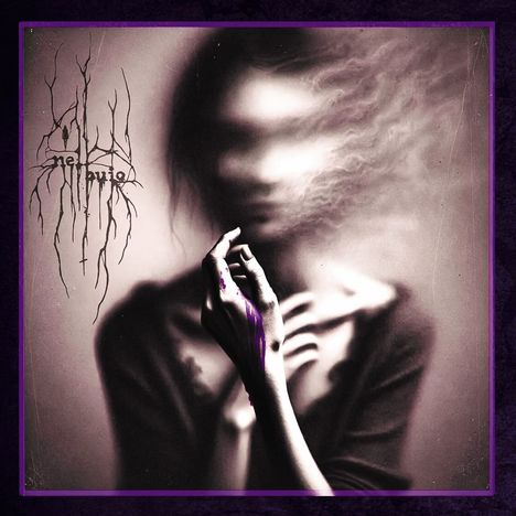 Es steht "melanculia" in einem stilisierten Schriftzug. Verschwommene Figur mit lila Farbe an der Hand.