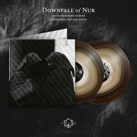 "Downfall of Nur" in weißen Buchstaben, darunter zwei Schallplatten und ein dunkles, düsteres Bild von Kapuzengestalten.