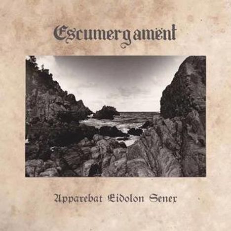 Text: "Escumergamënt", "Apparabat Eidolon Sener". Schwarz-weiß Küstenlandschaft mit Felsen und Meer.