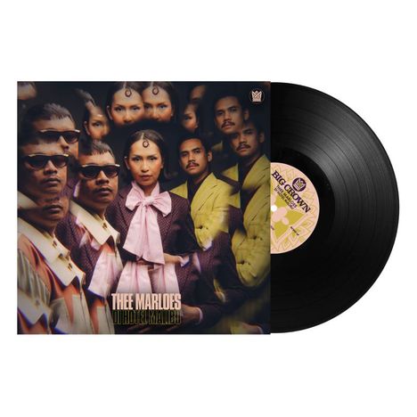 "Thee Marloes: Di Hotel Malibu" steht über einem stilvollen Porträt mehrerer Personen mit Retro-Mode. Vintage-LP daneben.