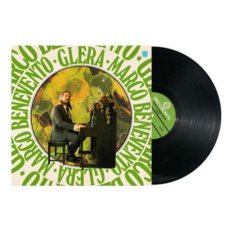 „Marco Benevento“ und „GLERA“ in grünem Schriftzug. Ein Mann spielt Klavier vor einem farbenfrohen Hintergrund.
