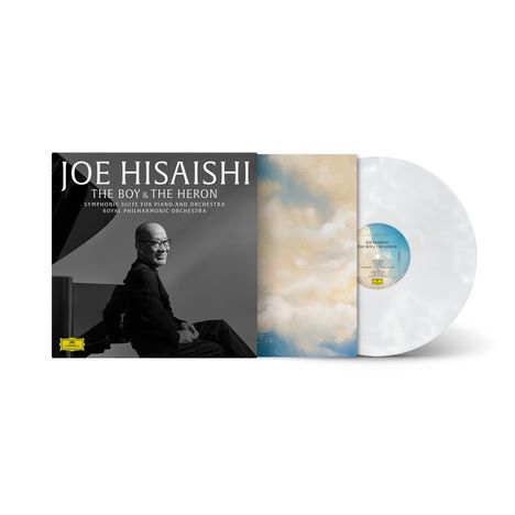 "Joe Hisaishi: The Boy & The Heron. Symphonic Suite for Piano and Orchestra, Royal Philharmonic Orchestra." Cover mit Foto von Joe Hisaishi und Wolkenkunst neben einer weißen Schallplatte.