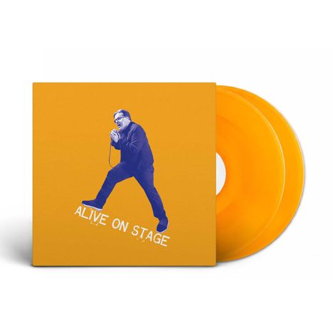 Text "ALIVE ON STAGE" auf gelbem Hintergrund, Mann mit Mikrofon, zwei orangefarbene Schallplatten.
